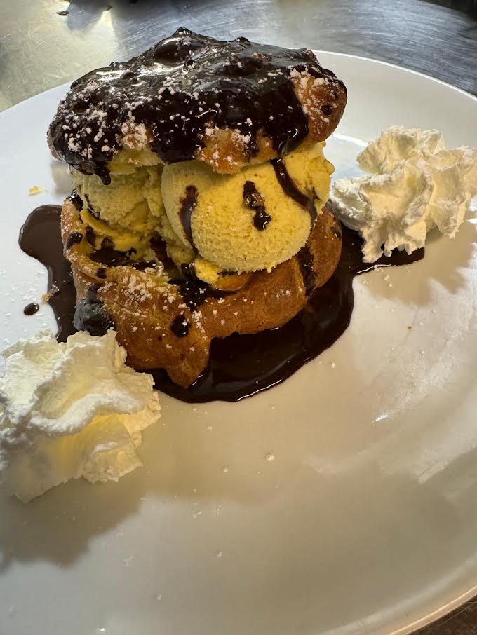 Coupe glacée maison, profiterole, glace et chantilly