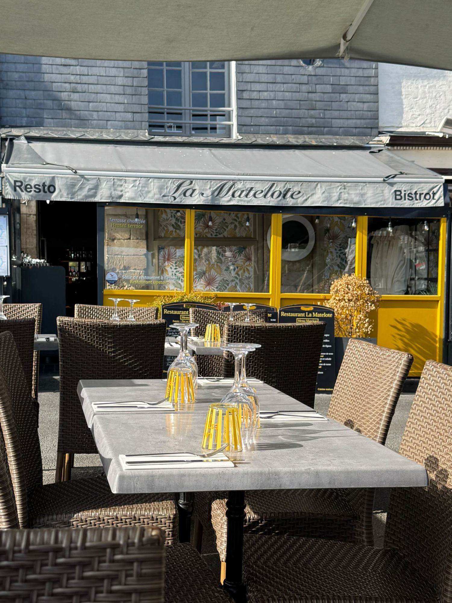 Terrasse et façade du restaurant La Matelote à Honfleur