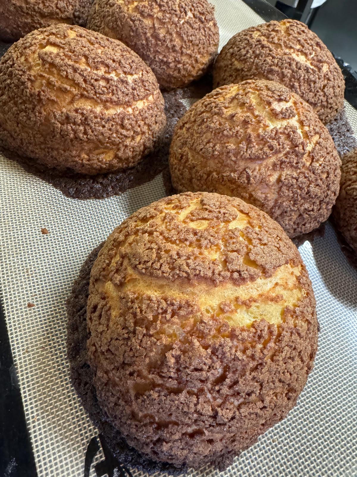 Choux à la crème faits maison, tout juste sortis du four